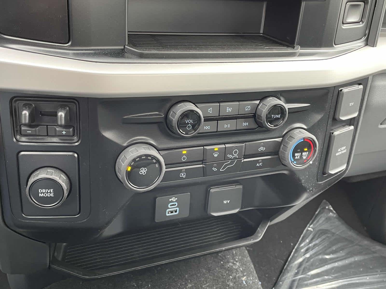 2024 Ford Super Duty F-600 DRW XLT