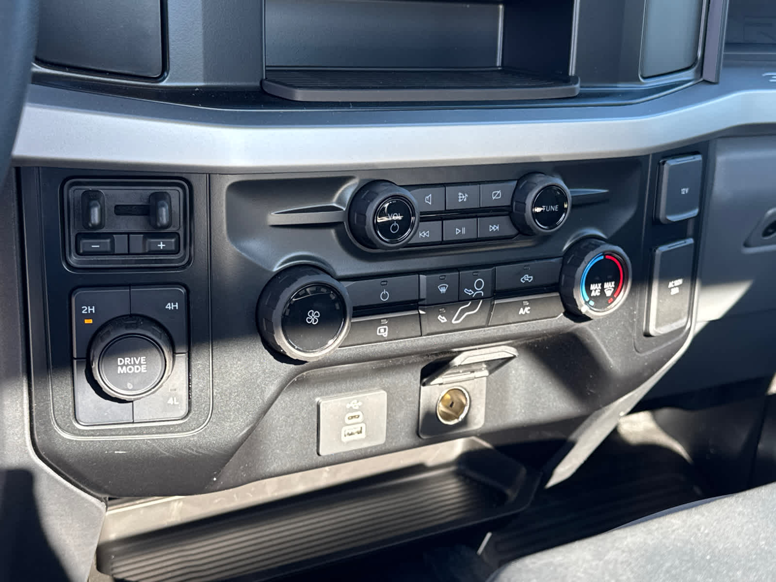 2024 Ford Super Duty F-600 DRW XL