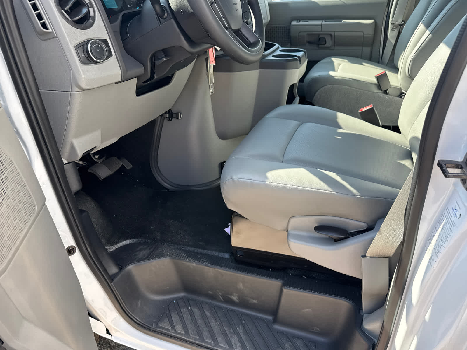 2025 Ford E-Series Cutaway E-450 DRW