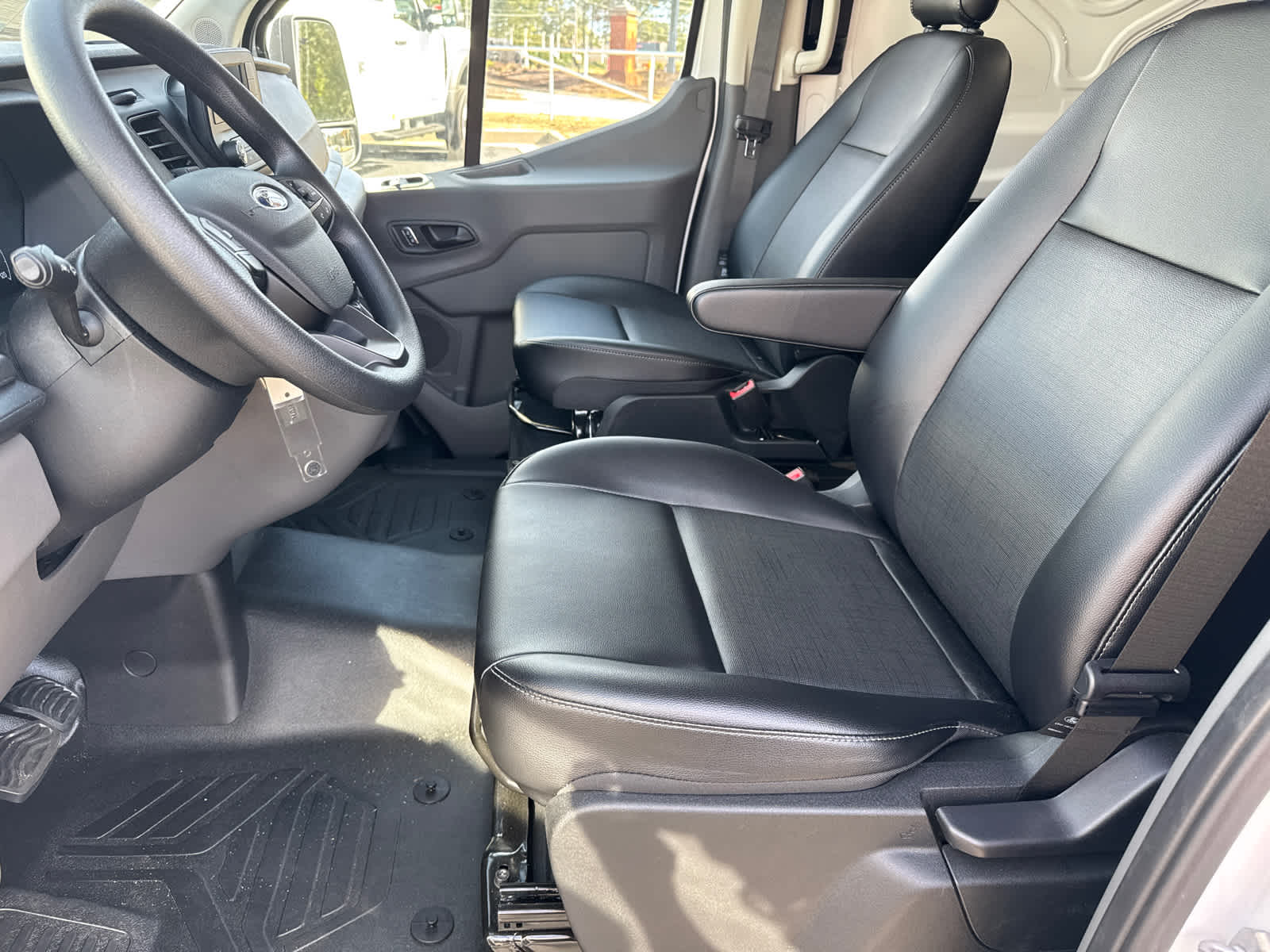 2024 Ford Transit T-250 130" Low Rf 9070 GVWR RWD