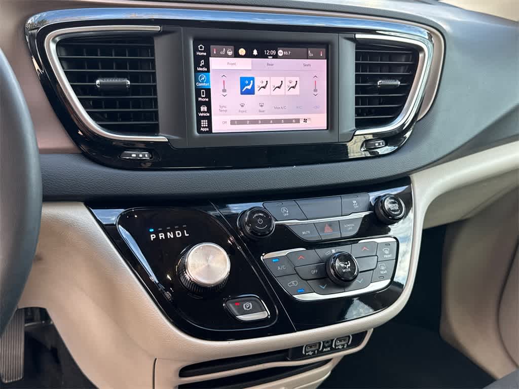 2023 Chrysler Voyager LX