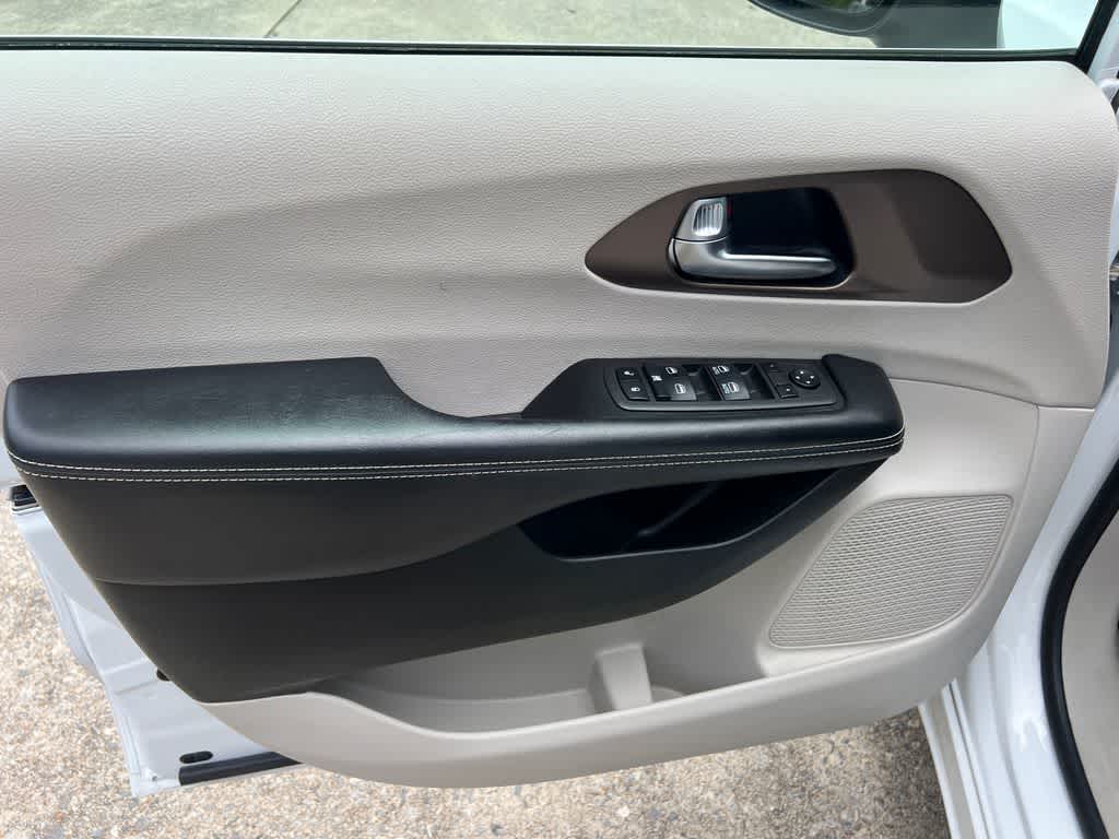 2022 Chrysler Voyager LX