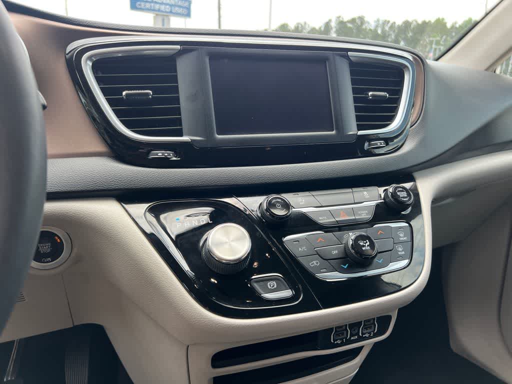 2022 Chrysler Voyager LX