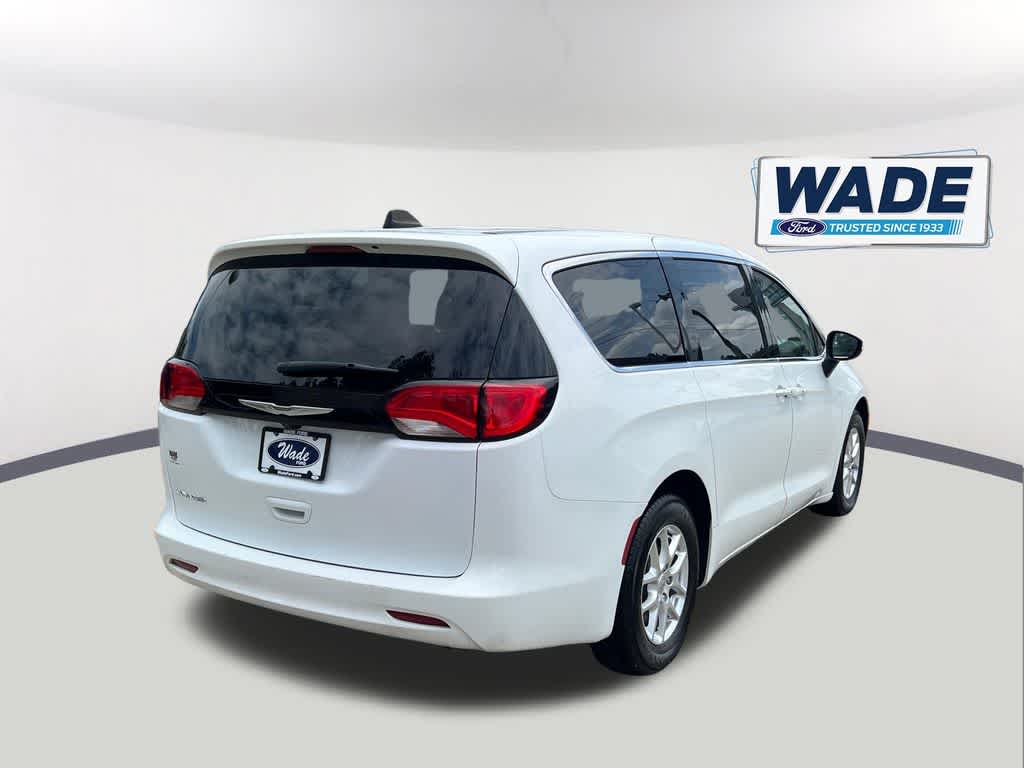 2022 Chrysler Voyager LX