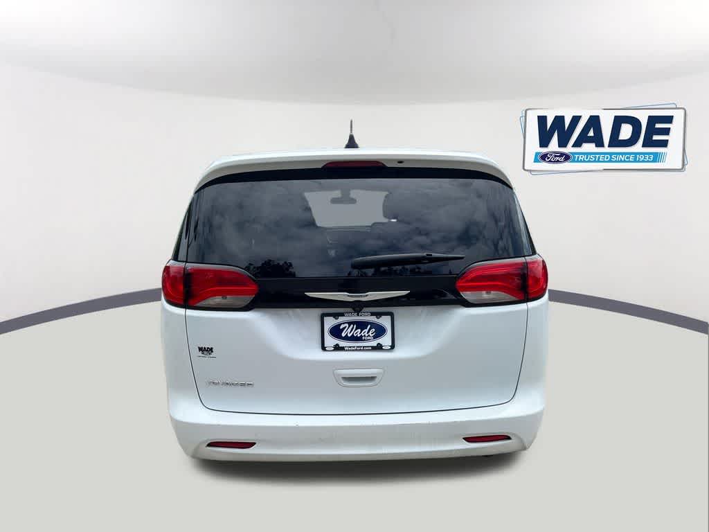 2022 Chrysler Voyager LX
