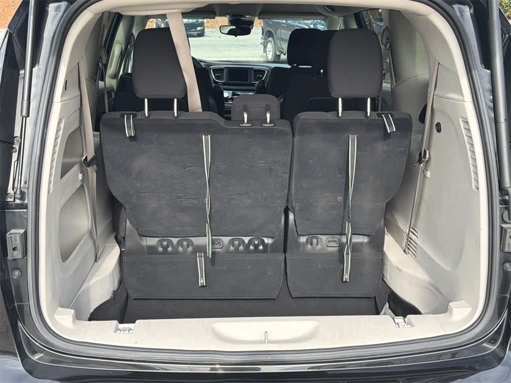 2023 Chrysler Voyager LX