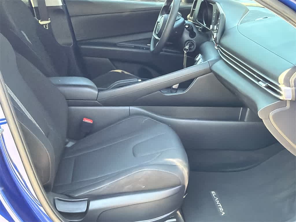 2023 Hyundai Elantra SE